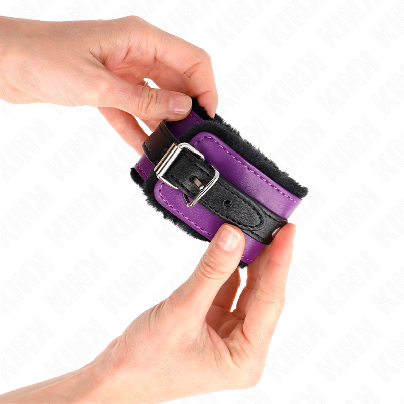 Kink - Appui-Poignets Doublés De Fourrure Premium Noir Avec Ceinture Violet / Noire Réglable 17-29 Cm X 6 Cm - Image 3