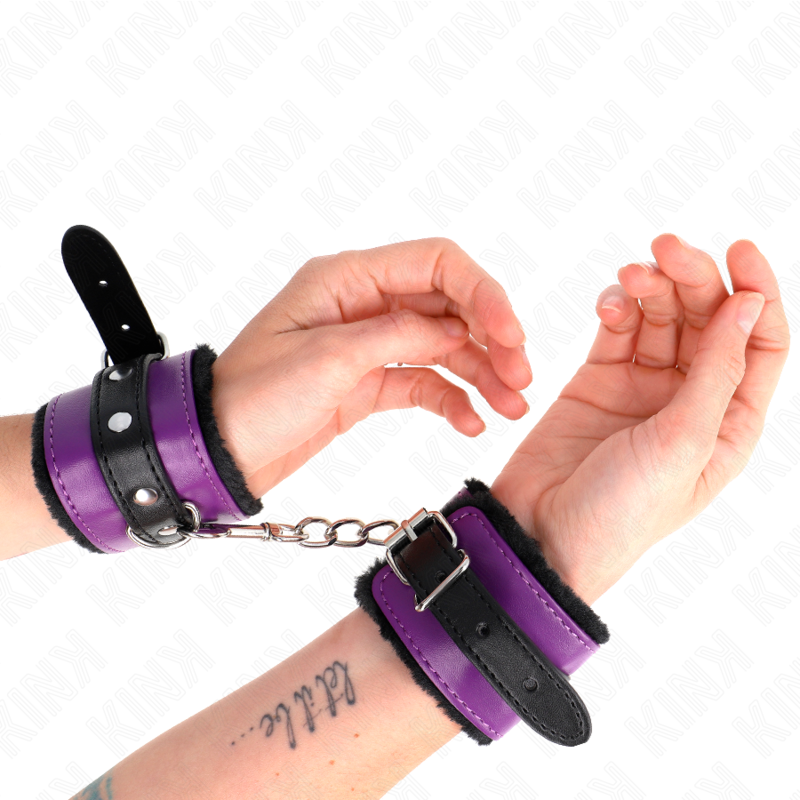 Kink - Appui-Poignets Doublés De Fourrure Premium Noir Avec Ceinture Violet / Noire Réglable 17-29 Cm X 6 Cm - Image 4