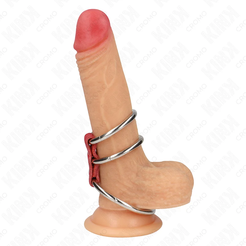 KINK - DRIEFOLDIGE METALEN PENISRIEM 3,7 CM TOT 5 CM VERBONDEN MET ROOD LEER